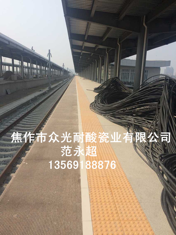 供應300*300*25mm盲道磚生產(chǎn)廠家供應雙鴨山火車站