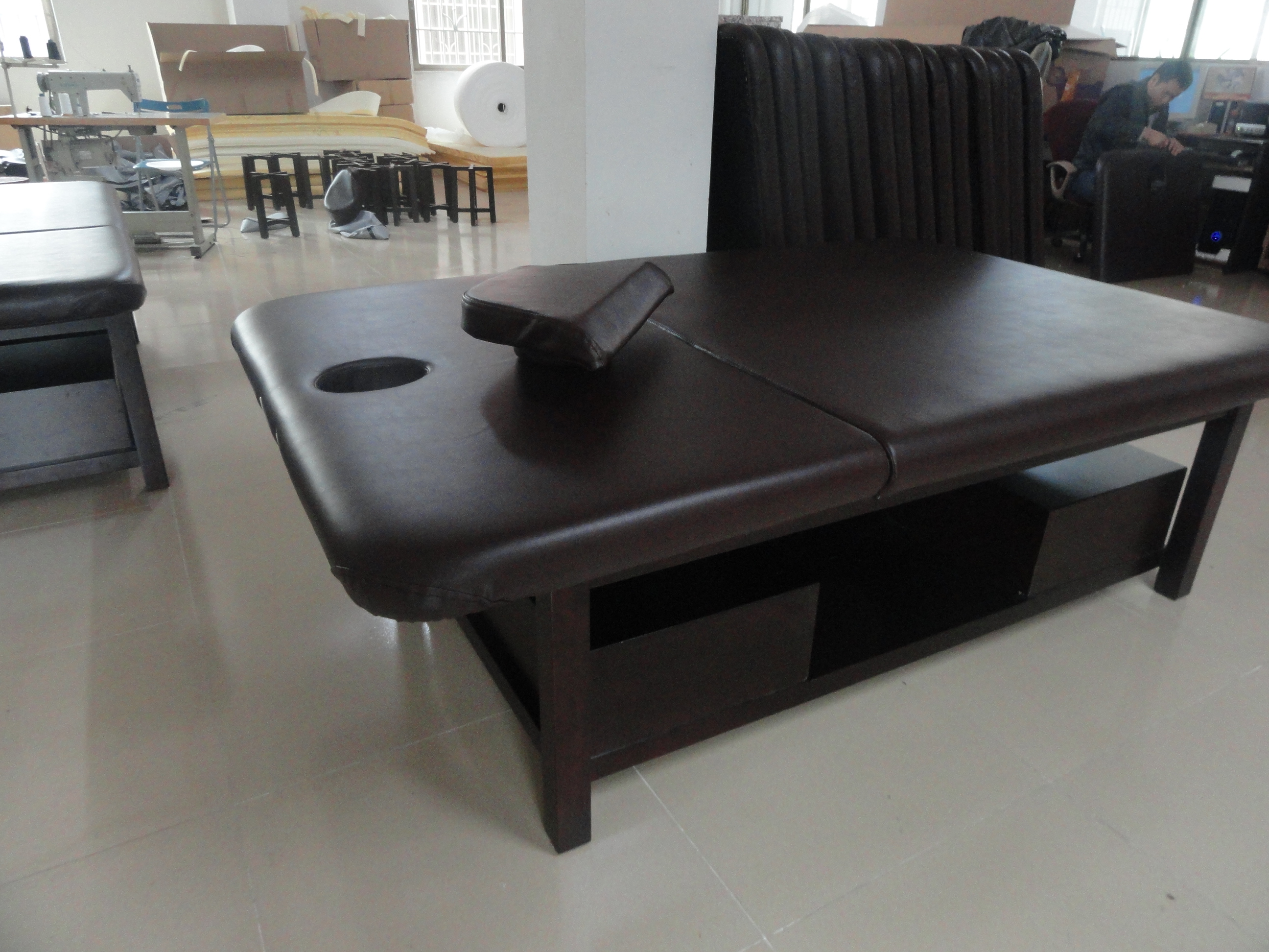 實(shí)木美容按摩床 帶按摩扶手和小抽屜    美容床