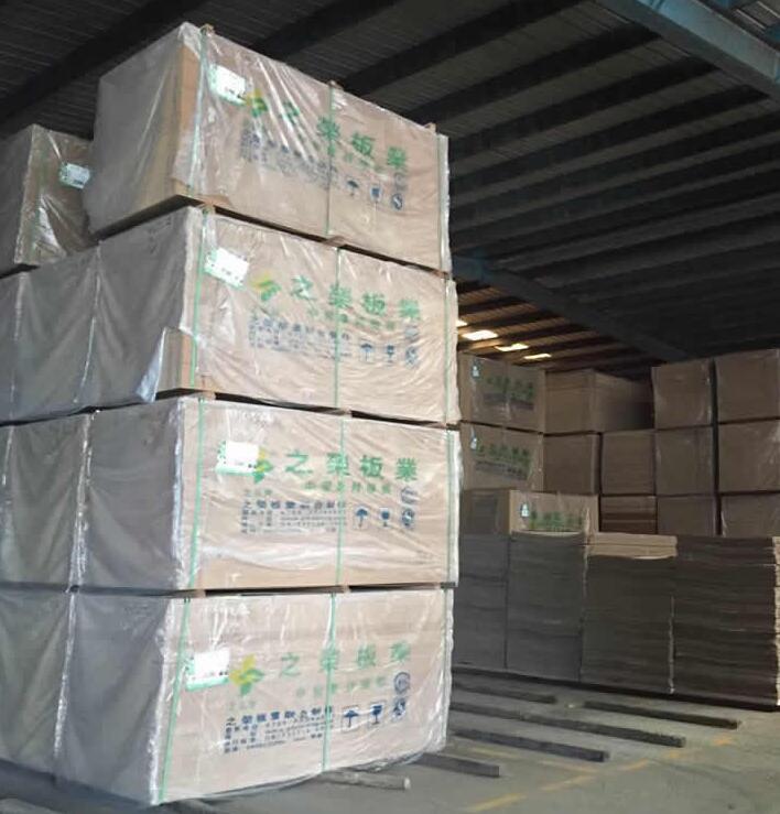 供應(yīng)15mm之榮牌6:8 E0級(jí)中密度纖維板 環(huán)保密度板品牌廠家批發(fā)
