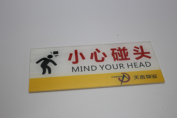 南京彩藝專業(yè)生產(chǎn) uv平板打印機(jī)，玻璃平板噴繪機(jī)