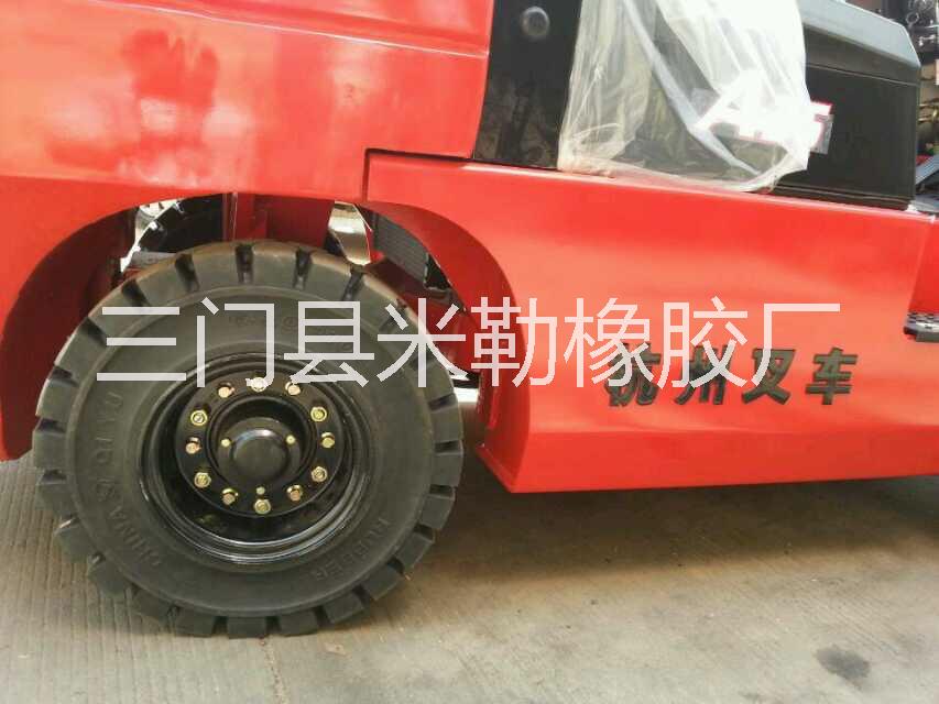 供應(yīng)QIYU1400-24港機(jī)輪胎港機(jī)實(shí)心輪胎 QIYU825-15實(shí)心輪胎 廠家QIYU825-15實(shí)心輪胎