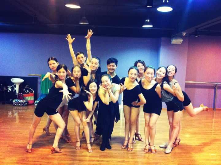 江夏紙坊舞蹈培訓(xùn)機(jī)構(gòu)-銀河之星拉丁舞摩登舞爵士舞中國(guó)舞街舞少兒播音主持培訓(xùn)