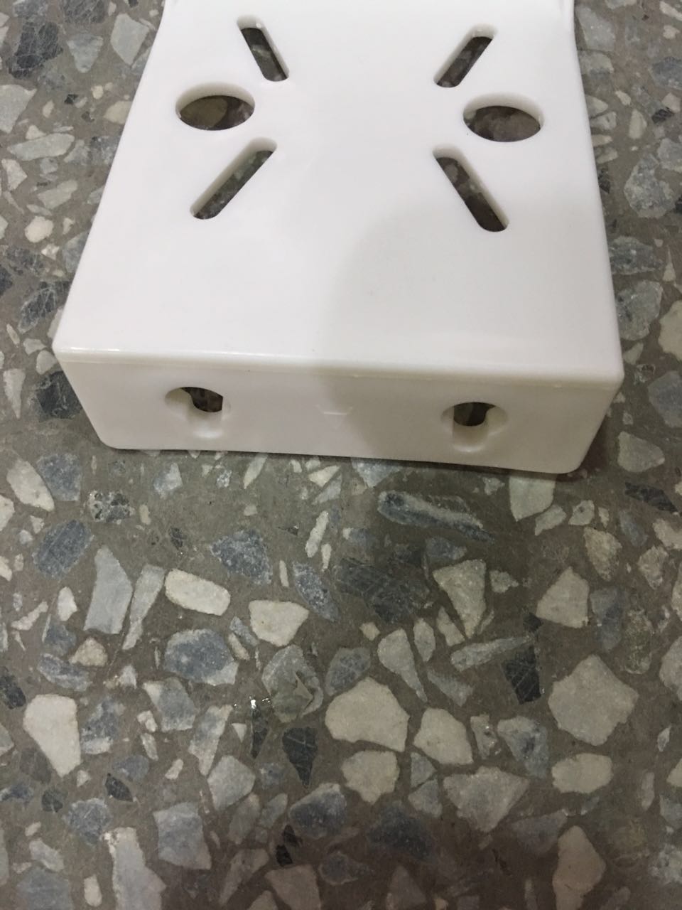 供應(yīng)單級凈水器塑料掛板，10寸通用單級濾瓶濾筒掛片吊片固定支架塑料片，一級前置過濾器掛板吊片凈水器配件