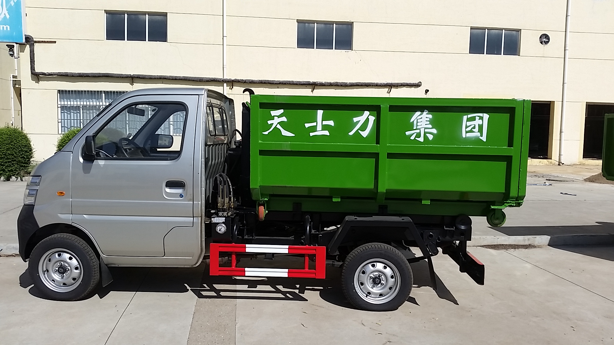 廈工楚勝生產(chǎn)長安車廂可卸式垃圾車