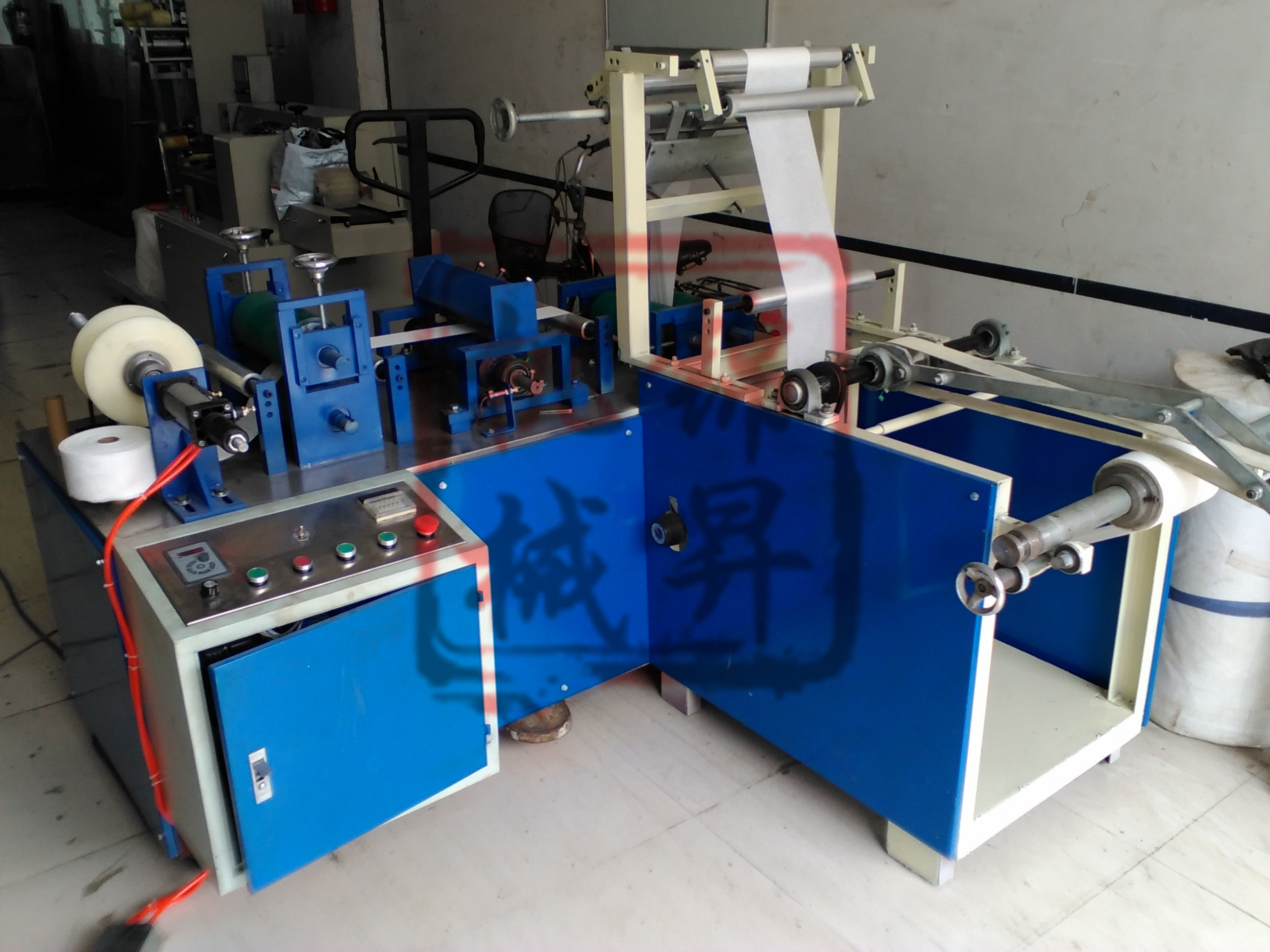 柔巾卷設(shè)備 杭州美容柔巾卷設(shè)備全自動柔巾卷機器無紡布柔巾卷設(shè)備廠家直銷