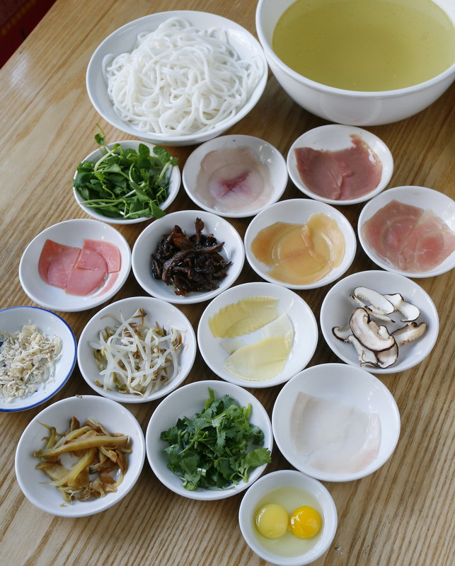 過橋米線加盟 專業(yè)培訓(xùn) 免費(fèi)上門帶店 總部全程服務(wù) 過橋米線加盟 專業(yè)培訓(xùn) 手把手教