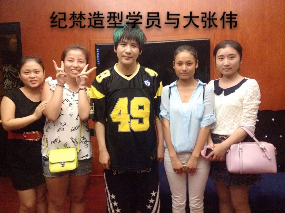 學化妝需要準備什么 學化妝好不好找工作 化妝師工資多少