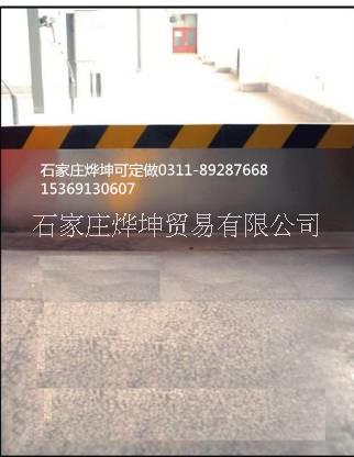 安全圍網(wǎng) 安全圍網(wǎng)圍欄可以分為軟質(zhì)圍網(wǎng)和硬