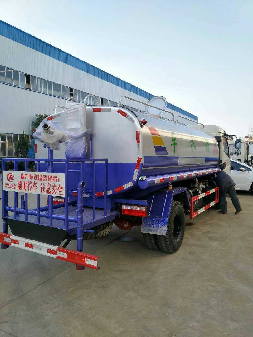 12方灑水車大量現(xiàn)車廠家供應(yīng)各噸位各類型專賣