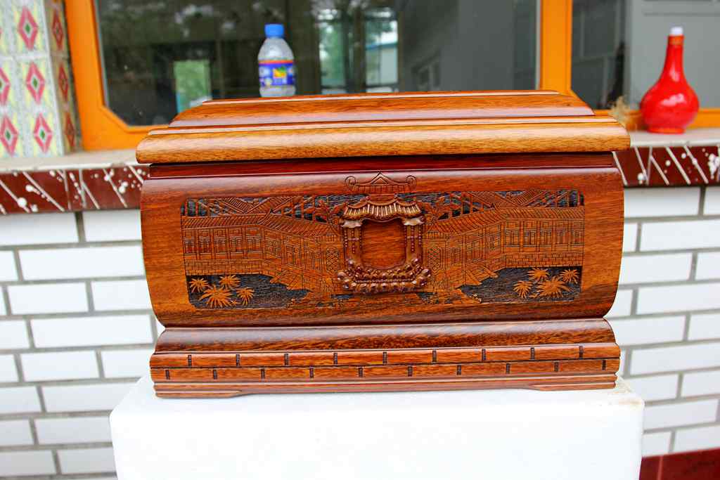 雄安可山南美花梨木雕骨灰盒壽盒專賣 檀香宮內(nèi)雕盒*殯葬用品市場(chǎng)