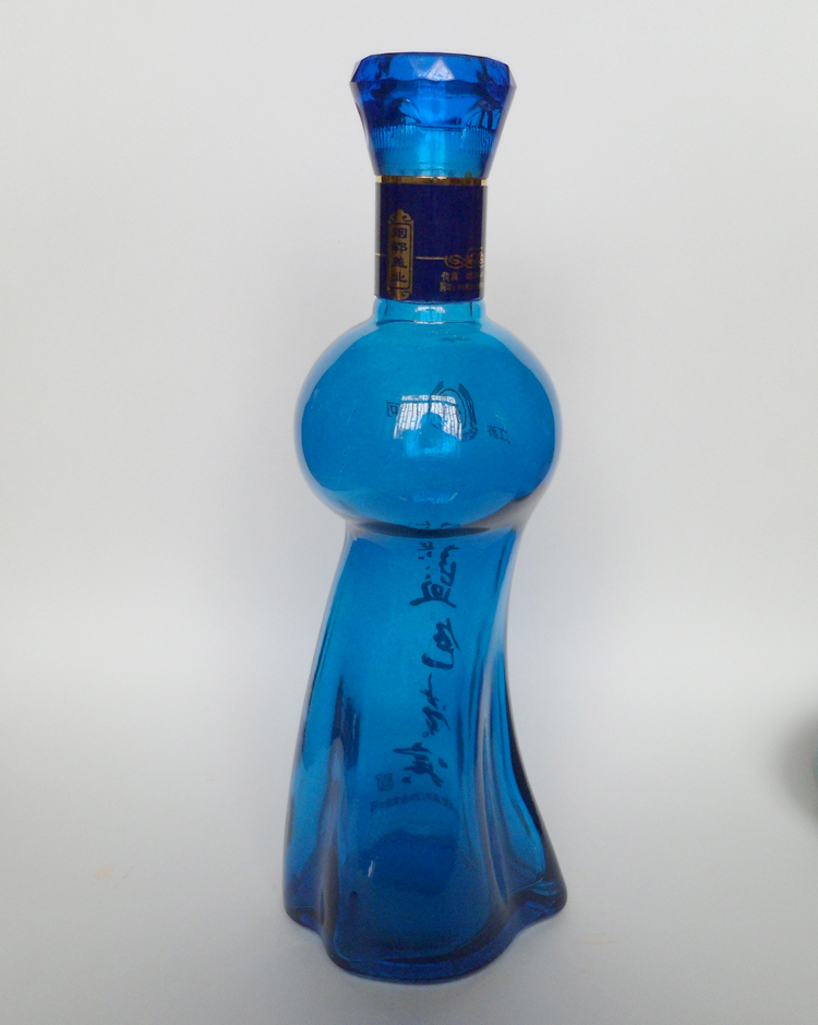 新款酒瓶高白料異形瓶藍(lán)色經(jīng)典玻璃酒瓶500ml白酒瓶*宴席用酒