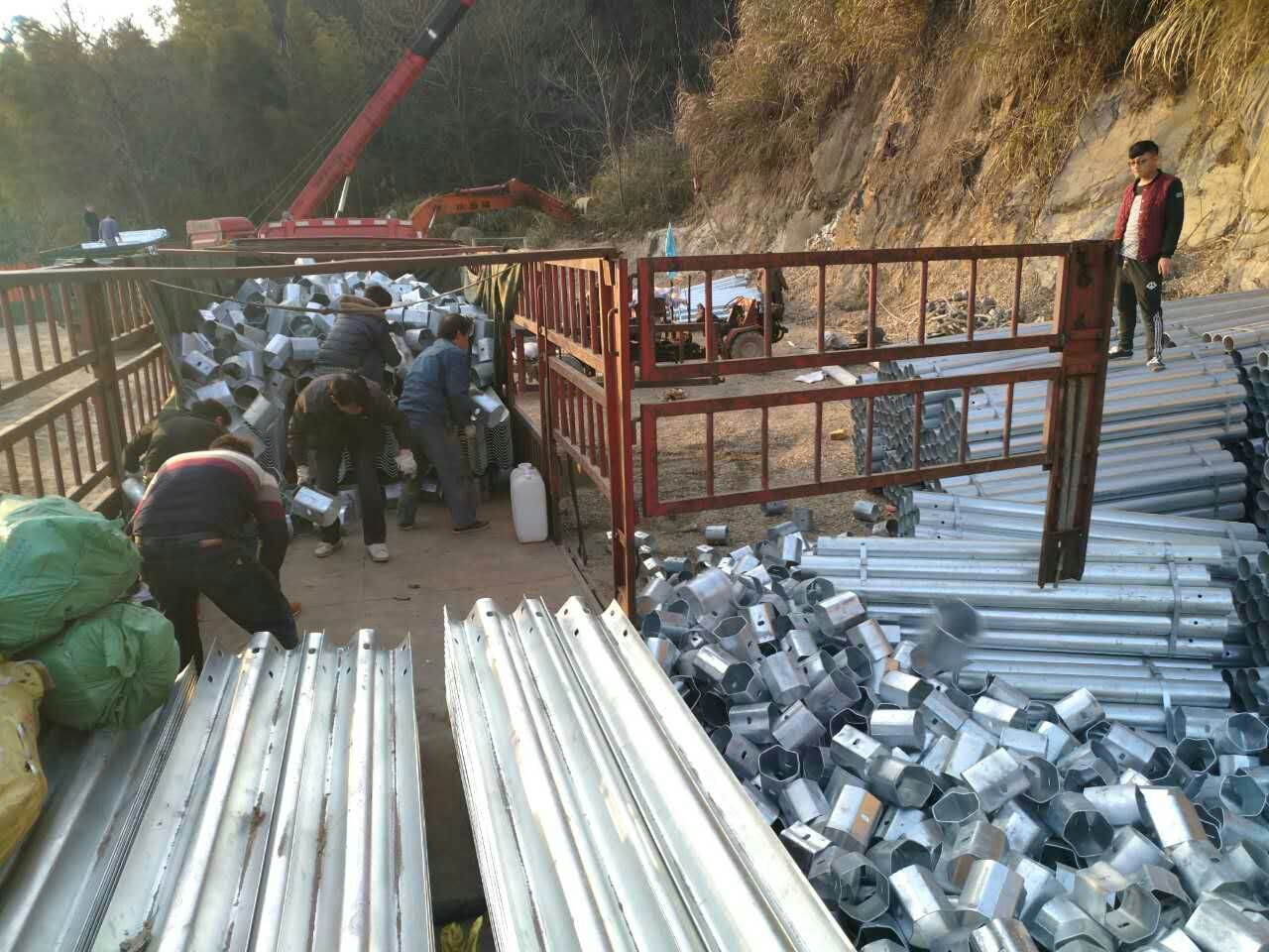 供應(yīng)長沙高速防撞波形護欄板廠家