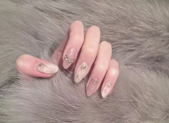 隨州學(xué)美甲化妝有前途嗎？隨州玲麗美甲彩妝紋繡專業(yè)培訓(xùn)學(xué)校