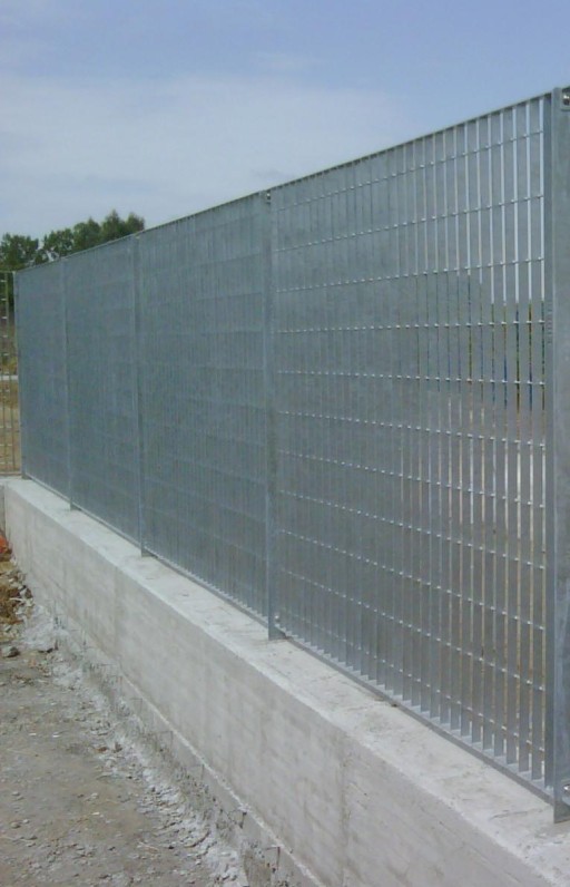 鋼格板圍欄：設計有不同彩色圖層，多種規(guī)格，可提供各種非標準規(guī)格