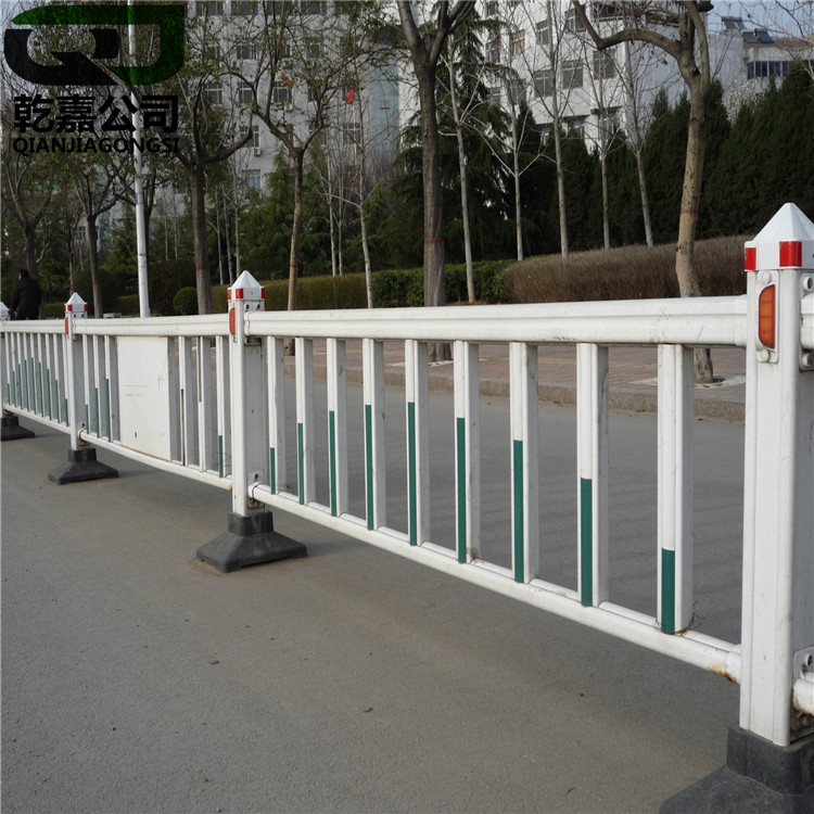 【市政護(hù)欄】人機(jī)兩側(cè)隔離安全護(hù)欄 道路護(hù)欄 鋅鋼護(hù)欄