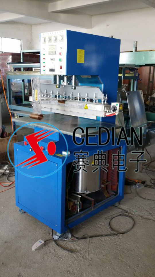 高頻pvc夾網(wǎng)布熔接壓邊機