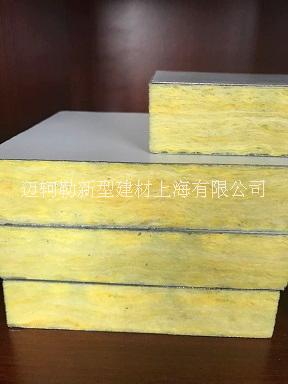 供應(yīng)優(yōu)質(zhì) 彩鋼鋁箔玻纖復(fù)合風(fēng)管離心玻璃棉復(fù)合風(fēng)管