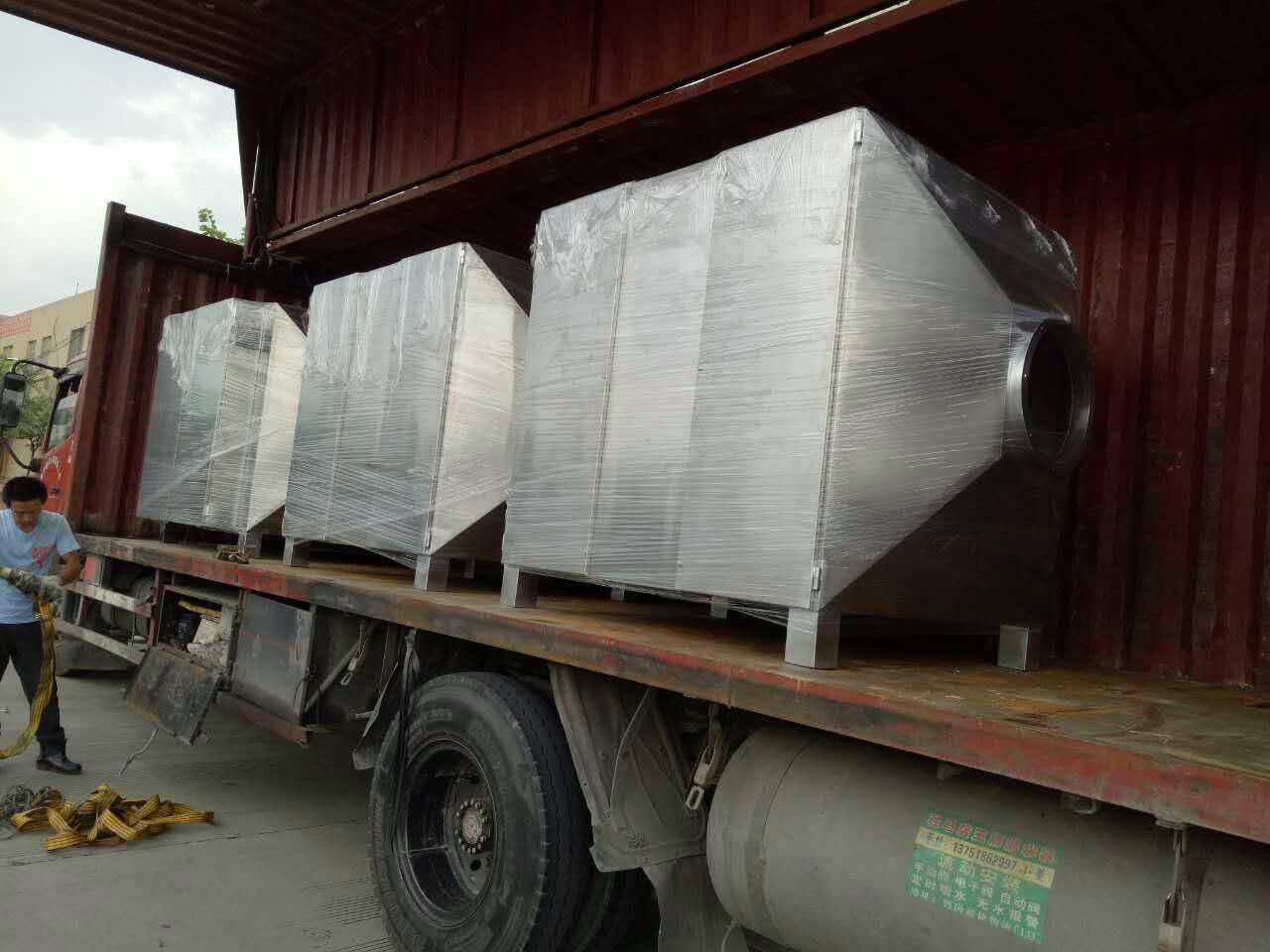 廣州綠森環(huán)保設(shè)備  光催化除臭設(shè)備 UV光解 光催化除臭設(shè)備 UV光解  廠家直銷