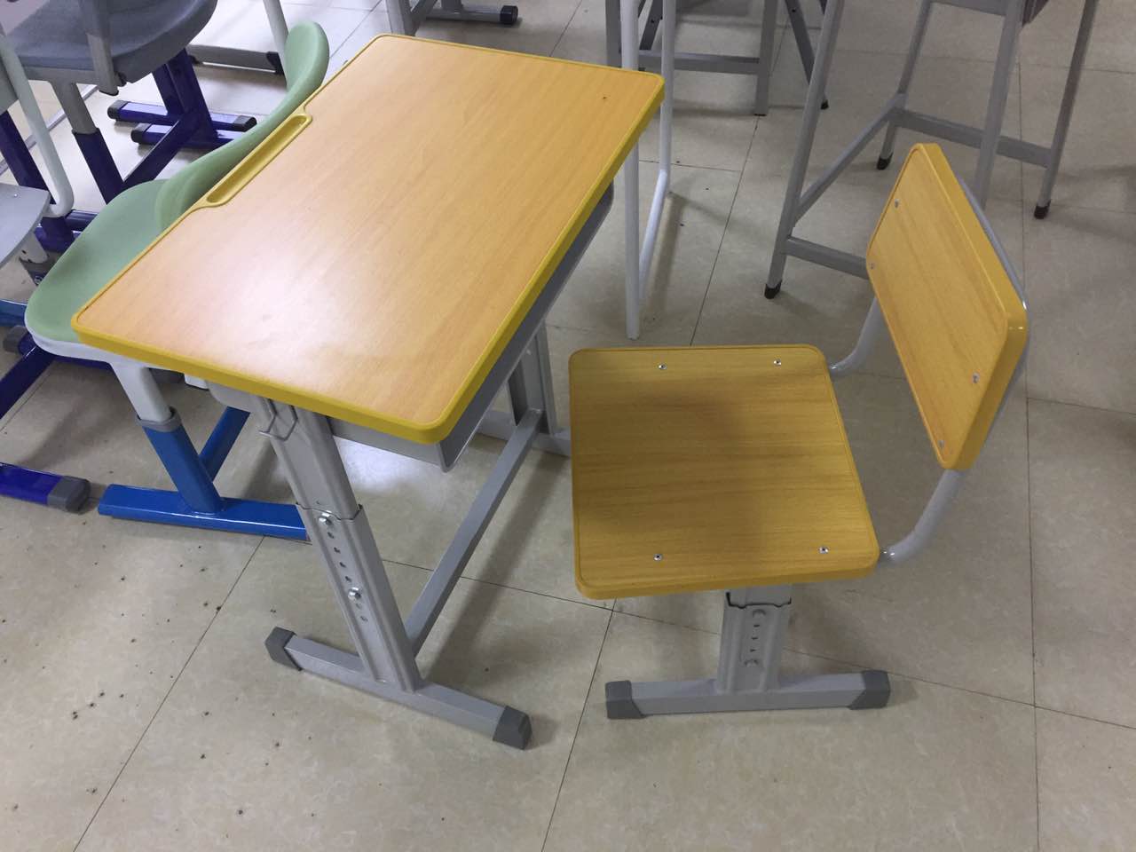 學(xué)生單人課桌椅學(xué)校課桌椅廠家直銷批發(fā)