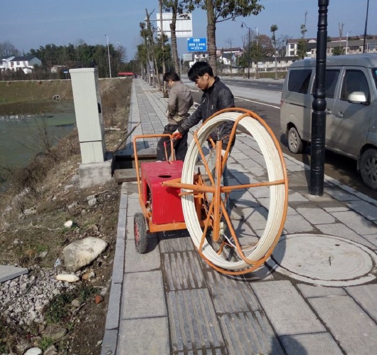 廠家直銷，光纜敷設(shè)機(jī)，拉線機(jī)，光纜牽引機(jī)*！