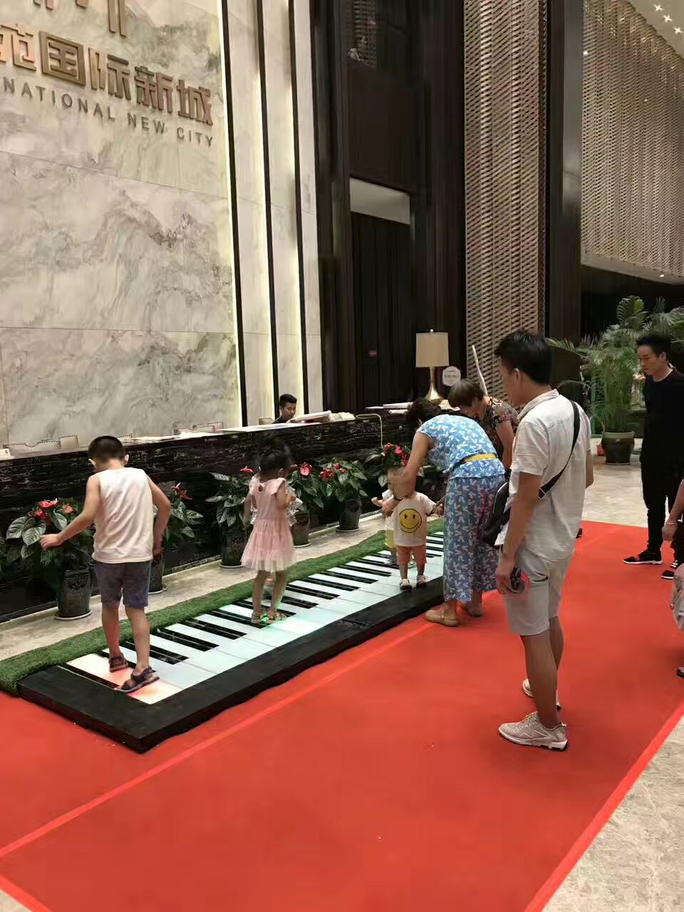 地板鋼琴 非凡創(chuàng)意的地板鋼琴 一步一個(gè)音節(jié) 可以踩在上面的體驗(yàn)裝置