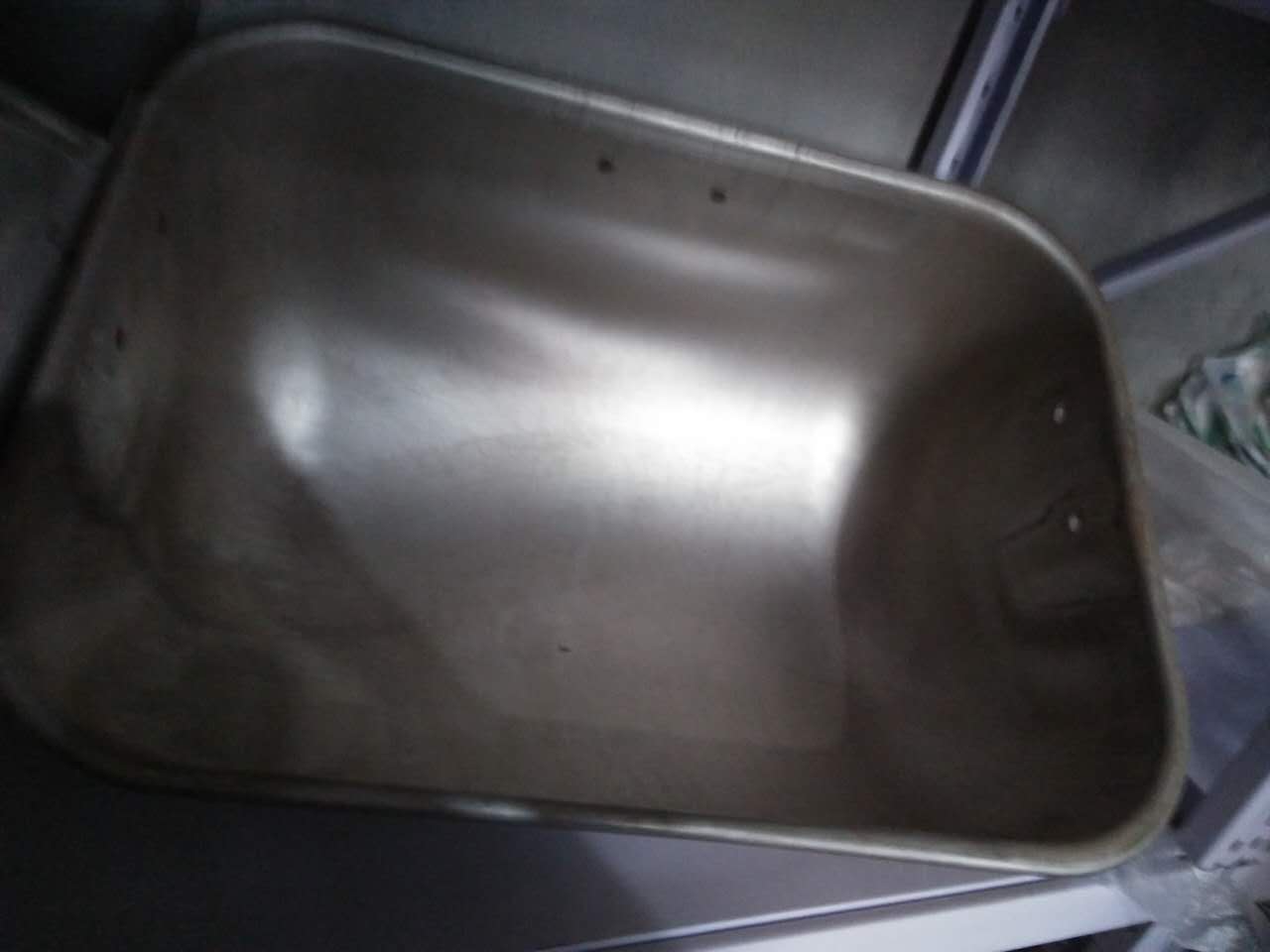 廠家直銷 廠家直銷畜牧養(yǎng)殖農(nóng)業(yè)機(jī)械設(shè)備 限位欄*鋼板食槽 母豬*鋼板食槽