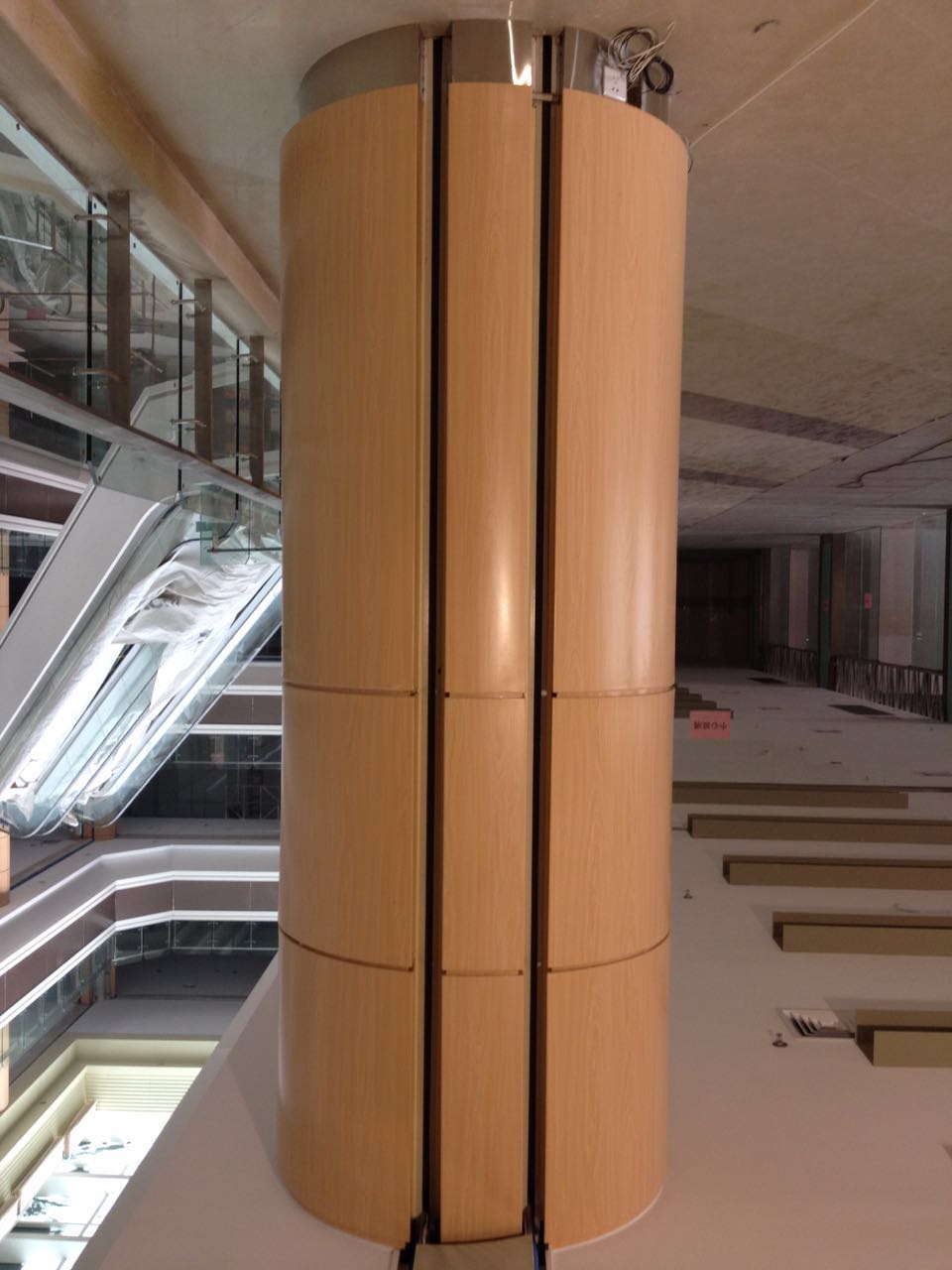 商場 Shopping Mall 大廳包柱 白色 圓柱圓形鋁單板 商場包柱圓柱鋁單板