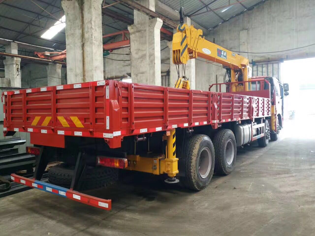 解放單橋車帶4噸吊機生產(chǎn)廠家大減價欲購從速 隨車吊 隨車吊4噸