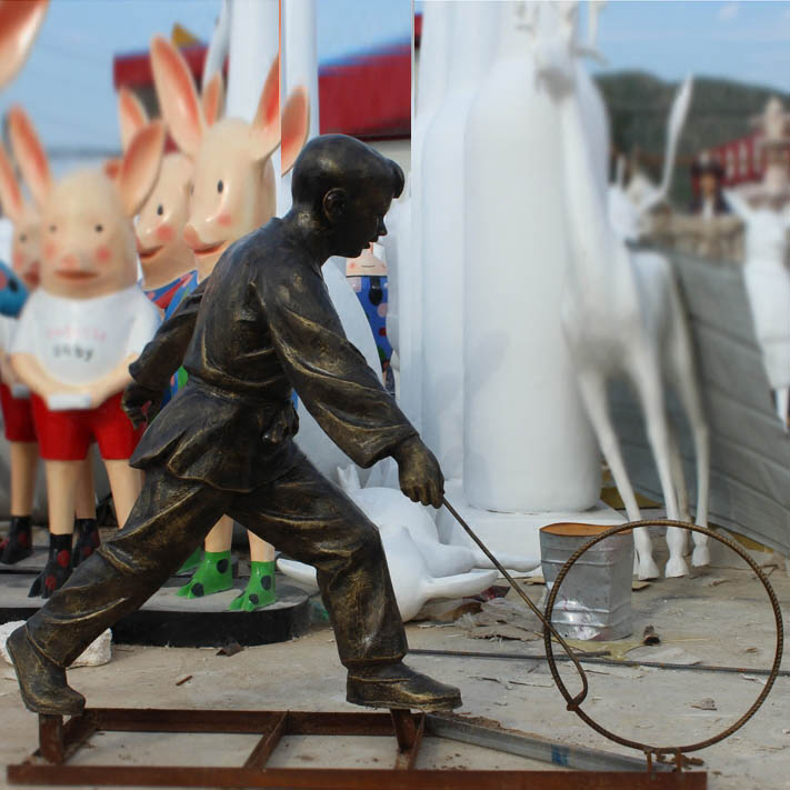 玻璃鋼仿銅小孩兒滾鐵環(huán)雕塑 玻璃鋼童趣小孩兒滾鐵環(huán)雕塑 小孩兒滾鐵環(huán)雕塑價格 小孩兒滾鐵環(huán)雕塑擺件