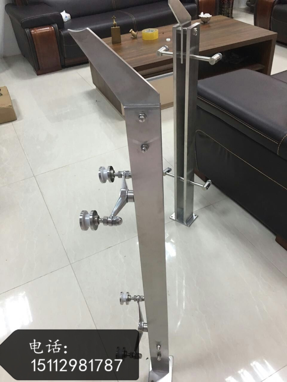 臺(tái)州商場(chǎng)不銹鋼玻璃欄桿立柱，304不銹鋼玻璃護(hù)欄實(shí)心立柱定做案例