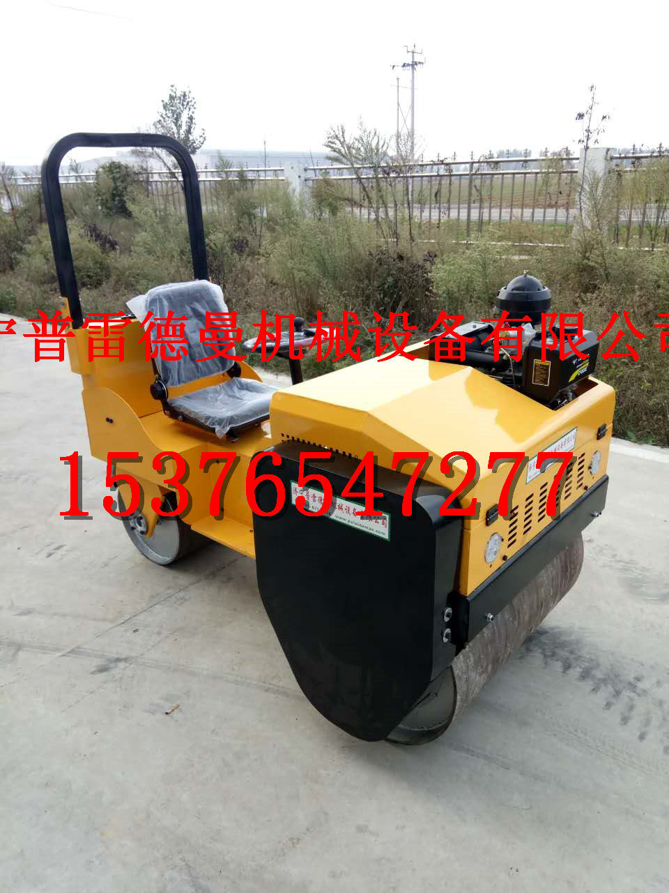 小型駕駛式振動(dòng)壓路機(jī)