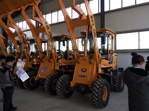 多功能四輪驅(qū)動(dòng)多功能四輪驅(qū)動(dòng)裝載機(jī)帶貨叉廠家裝載機(jī)帶貨叉廠家