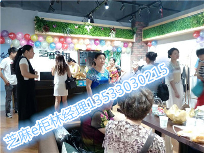 山東芝麻e柜女裝店招商，時(shí)尚年輕大氣服裝免費(fèi)鋪貨