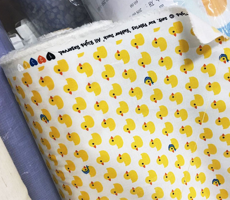 卡通純棉面料兒童服裝小黃鴨圍裙床品卡通寶寶口水巾