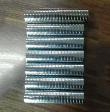 廠家現(xiàn)貨 釹鐵硼圓形強(qiáng)力磁鐵片 工業(yè)用五金材料吸鐵石可定制