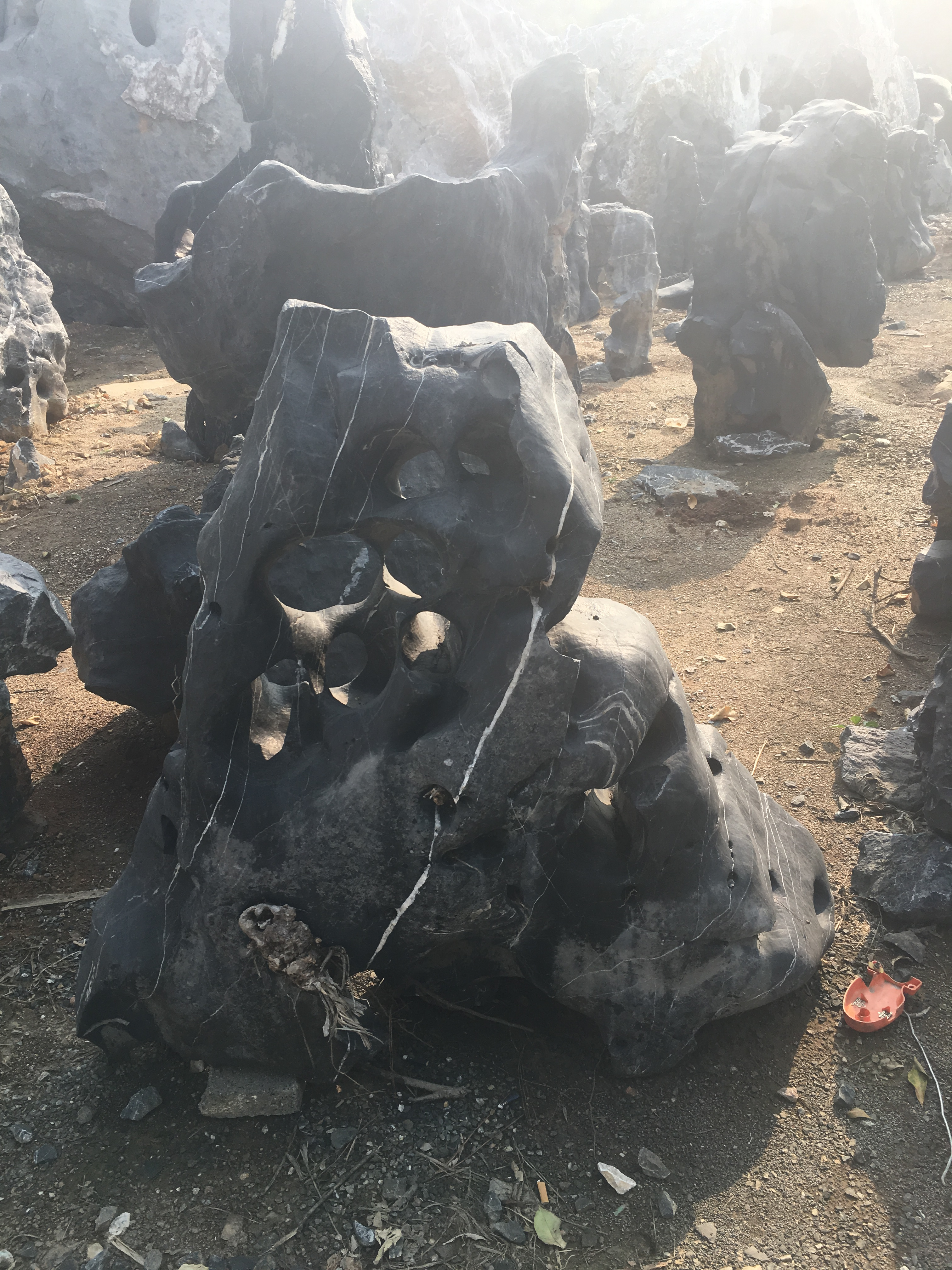 英德景觀石 景觀石廠家 景觀石價(jià)格 清遠(yuǎn)景觀石價(jià)格 園林景觀石 太湖石景觀石 英德景觀石廠家 景觀石制作 園林景觀石廠家