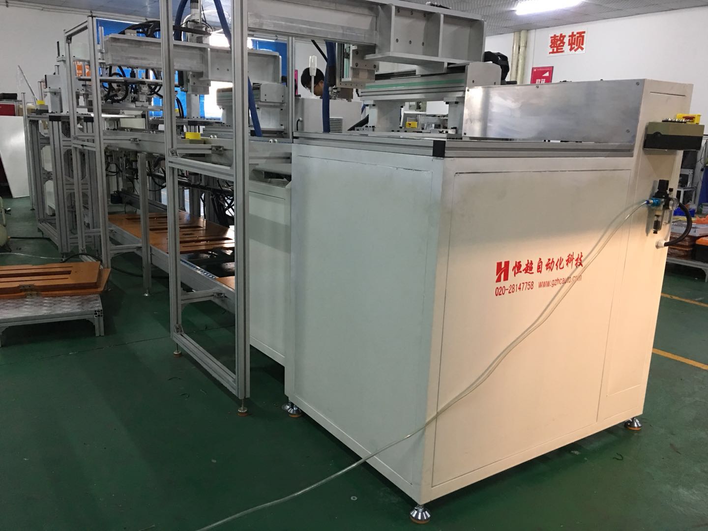 東莞濾網(wǎng)裝濾芯點(diǎn)膠包邊框保壓一體機(jī)熱熔膠封邊機(jī)  HEPA濾網(wǎng)自動(dòng)點(diǎn)熱熔膠封裝機(jī)