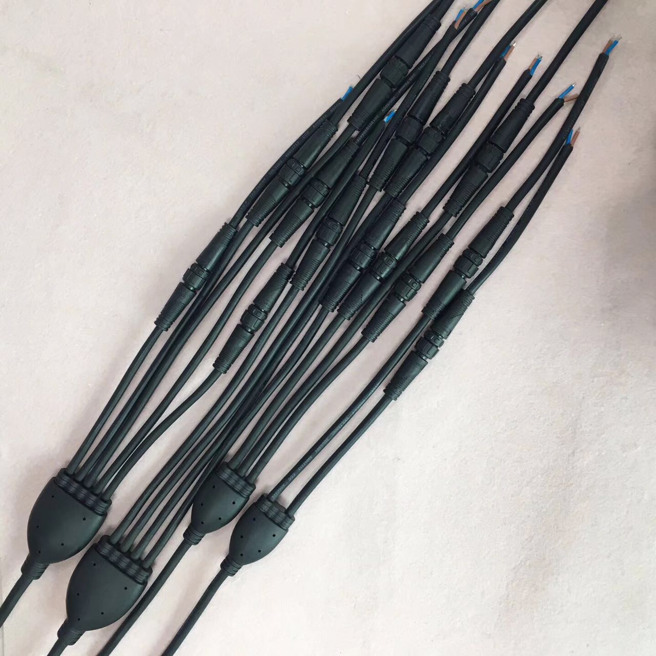 Y型防水連接器 一拖二，三，四，五，六，七，八。 深圳Y型防水連接器