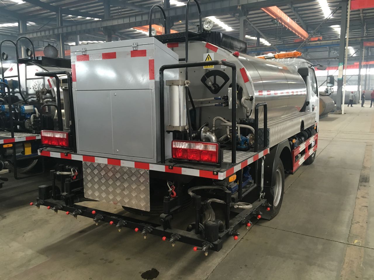 東風(fēng)多利卡4方智能瀝青灑布車(chē)