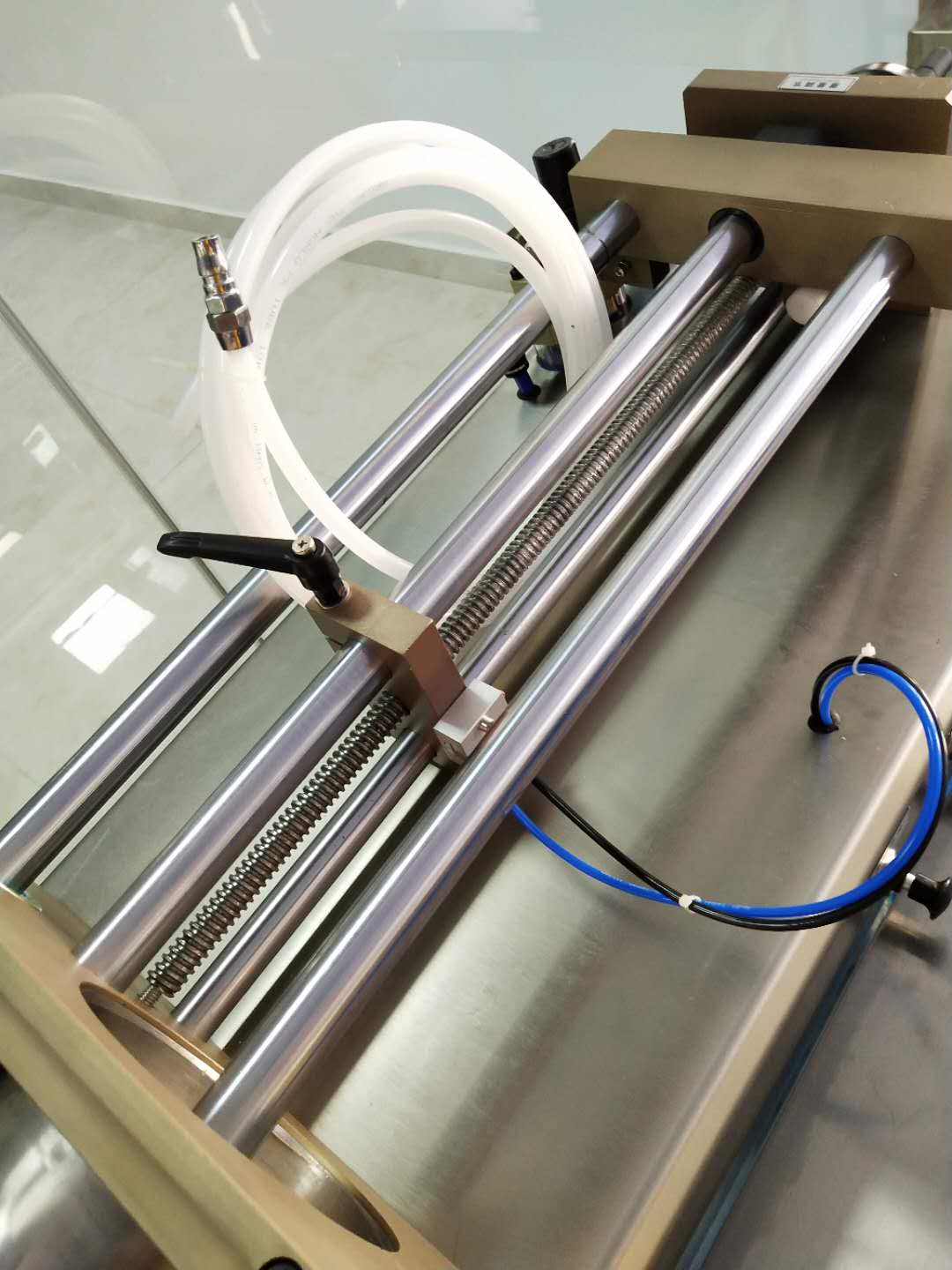 供應臥式自吸灌裝機-雙頭氣動灌裝機廣州遠楊機械設備生產(chǎn)廠家