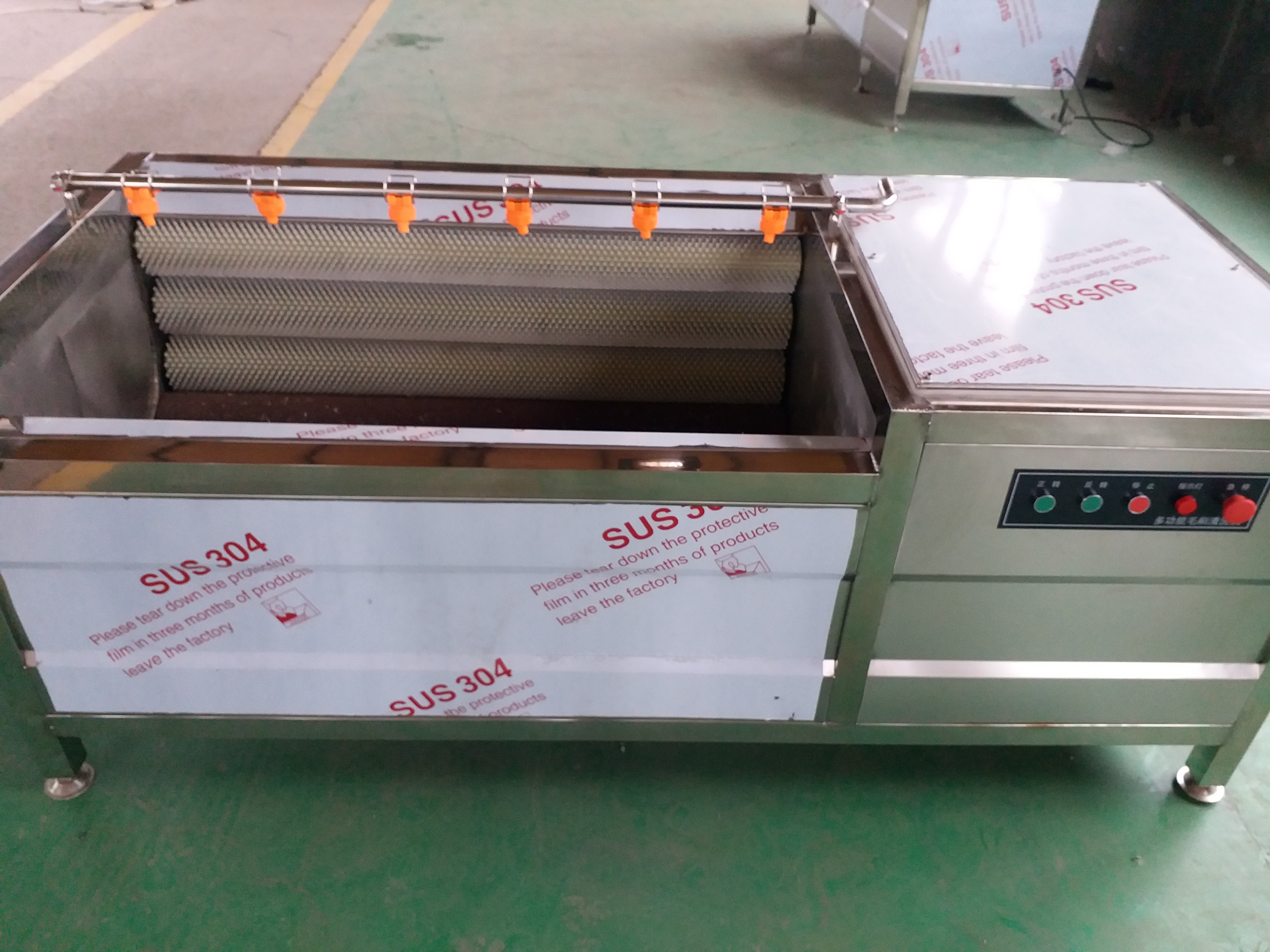 馬鈴薯去皮機(jī)，可應(yīng)用于土豆，紅薯，胡蘿卜，水產(chǎn)貝類(lèi)的清洗與去皮。大大的節(jié)省了人工，提高工作效率。