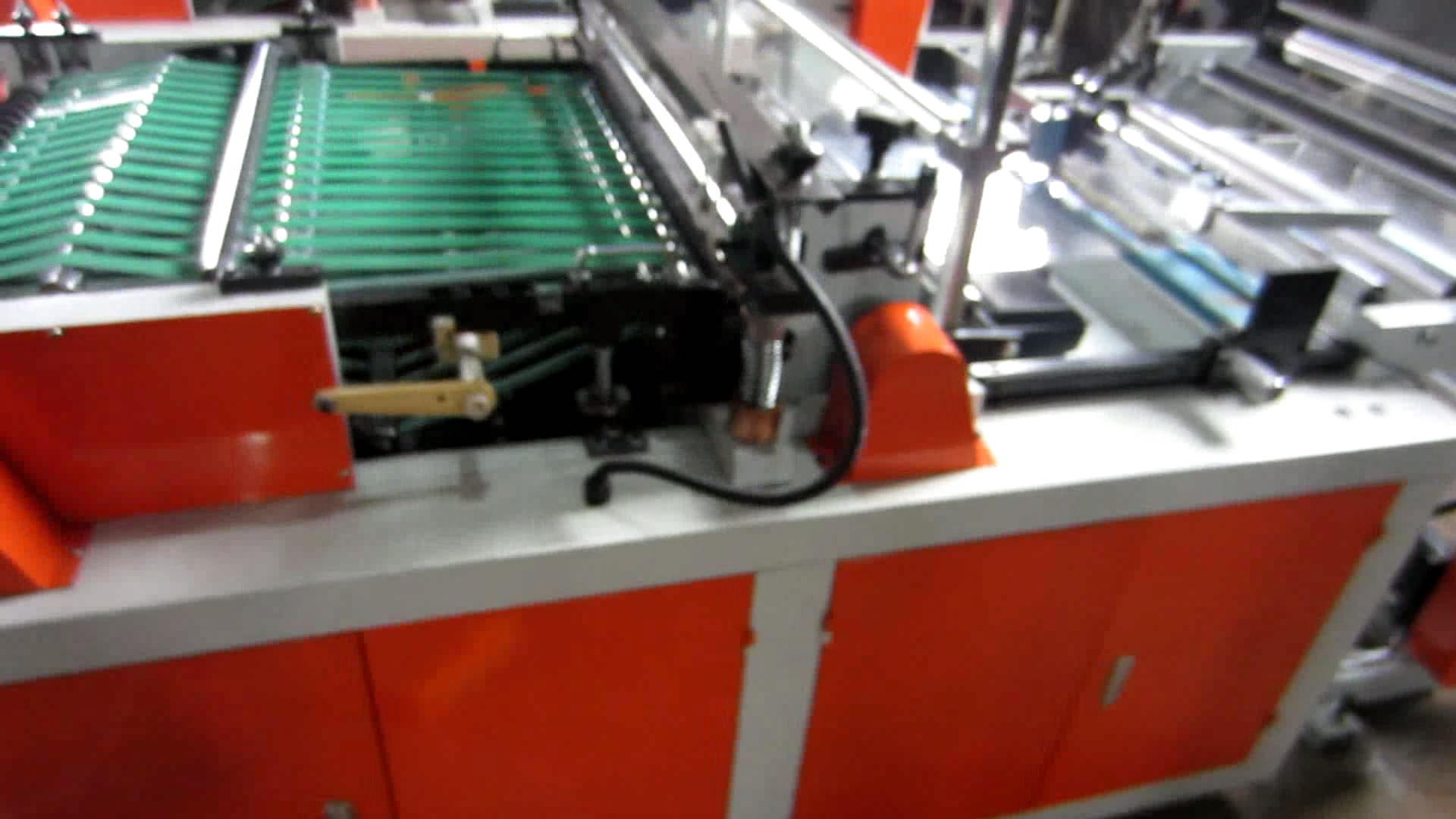 全自動封面機(jī)整理機(jī) 供應(yīng)書皮套自動機(jī) 帶沖孔 全自動高頻機(jī)