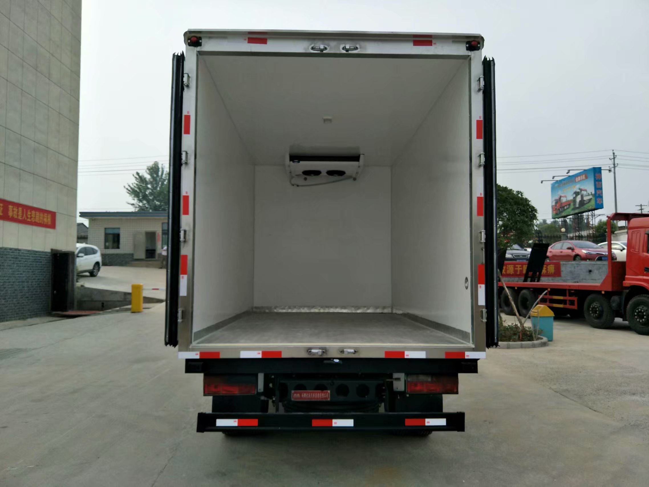 程力威小型冷藏車 大運(yùn)牌CGC5040XLCHDD33E型冷藏車