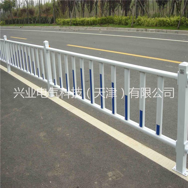 天津興安市政道路隔離欄鐵藝護(hù)欄 交通設(shè)施防撞護(hù)欄圍欄可定制