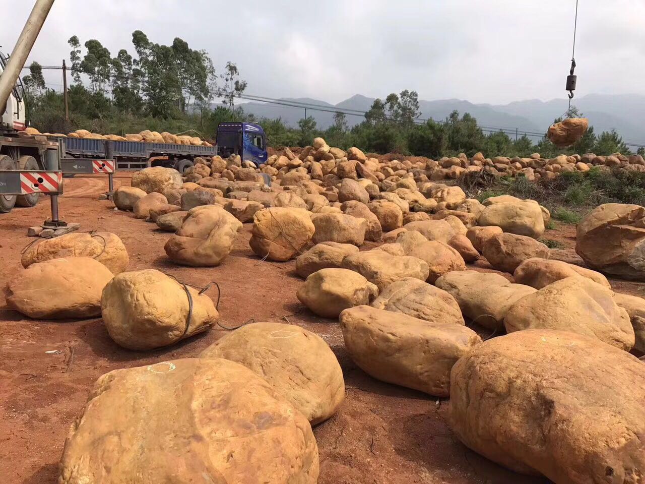 南陽市景觀石 鵝卵石駁岸石 天然小區(qū)綠地草坪石踏腳石