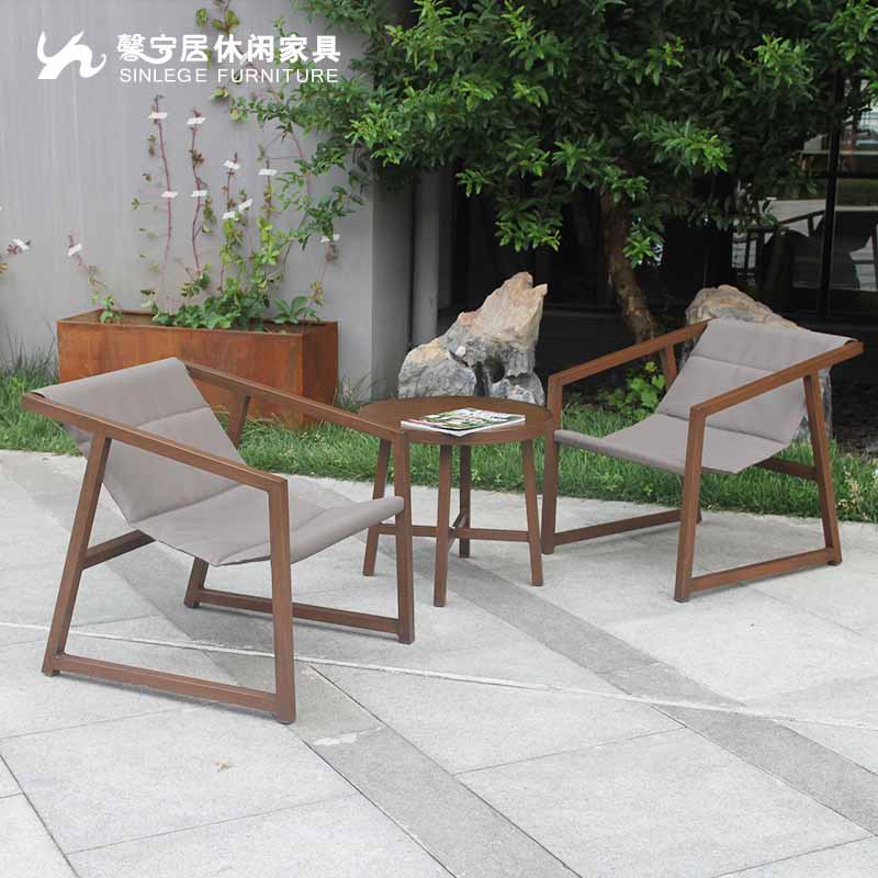 馨寧居戶(hù)外休閑桌椅庭院花園仿實(shí)木紋簡(jiǎn)約椅子酒店陽(yáng)臺(tái)桌椅三件套
