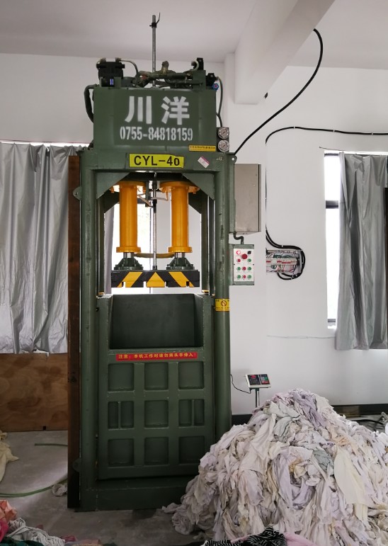 液壓舊服裝打包機、舊服裝出口打包機、舊衣服打包機、液壓打包機廠家，液壓服裝打包機