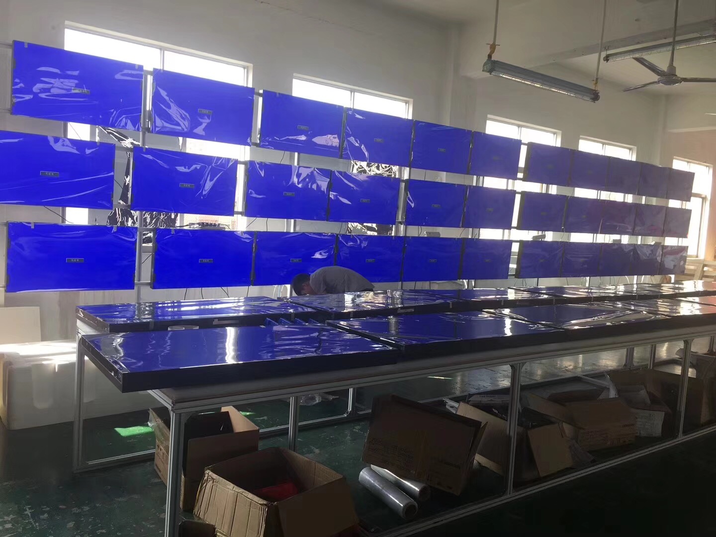 供應(yīng)珠寶店液晶拼接屏-拼接展示墻