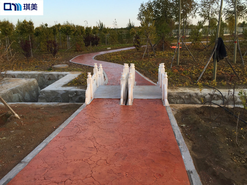 N內(nèi)蒙古道路壓模地坪施工方案、彩色壓花壓花地坪材料 找琪美 內(nèi)蒙古包頭彩色壓模混凝土地坪材料 彩石壓模混凝土材料施工