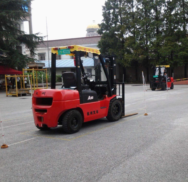 叉車技能培訓(xùn)考證中心，自由安排時